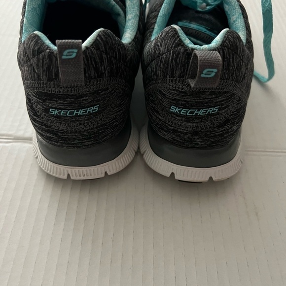 Sketchers light weight memory foam pre-owned like new. Size 10 - Picture 3 of 8